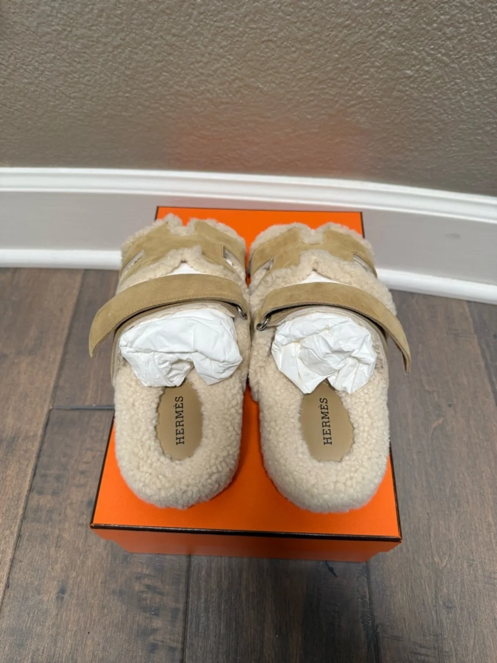 BNIB Hermes Chypre Beige Suede Shearling Sandals - Picture 2 of 5